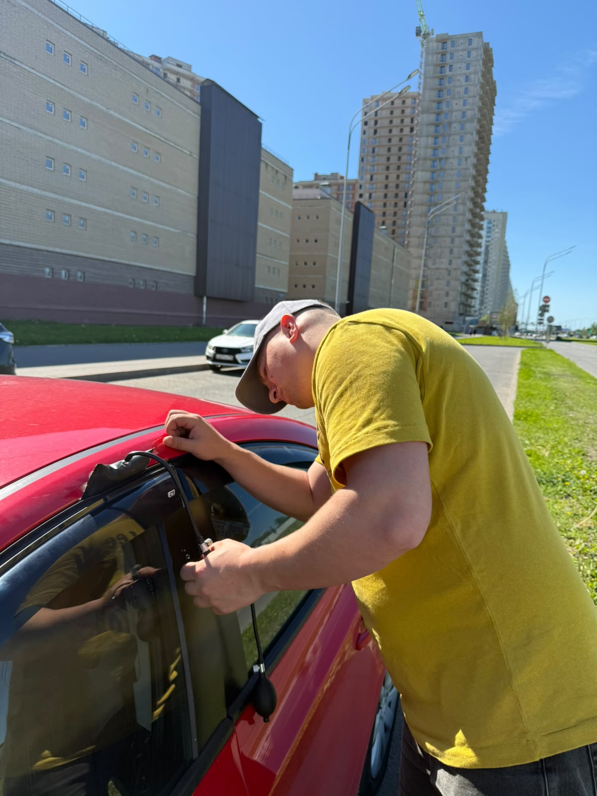 Аварийное вскрытие автомобиля мастером в Тайцы